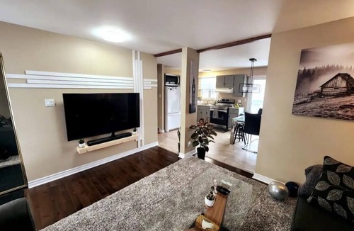 Longueuil House | Bunga-lounge: 3 BDR, Pool, Parking