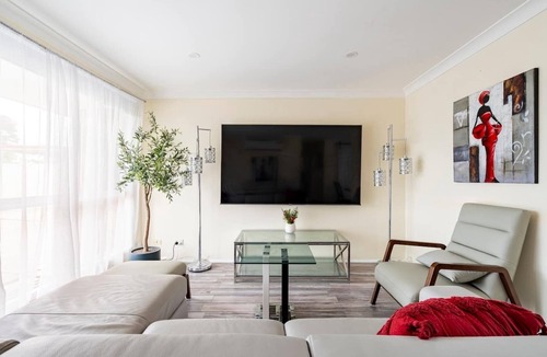 Plumpton House | Cheerful 4 bedroom home with parking on premises