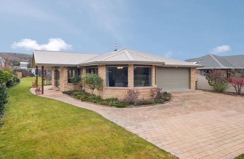 Clyde Cottage | CLYDE GOLFER'S RETREAT - CLYDE HOLIDAY HOME, family friendly in Clyde