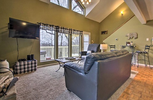 Chalet Village House | Cozy Gatlinburg Hideaway with Hot Tub and Air Hockey