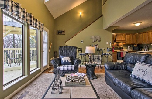Chalet Village House | Cozy Gatlinburg Hideaway with Hot Tub and Air Hockey