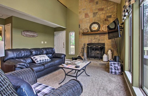 Chalet Village House | Cozy Gatlinburg Hideaway with Hot Tub and Air Hockey