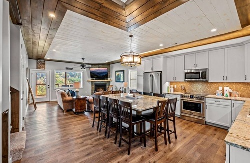Chalet Village North Cabin | Dog-Friendly Epic Mtn View Hot Tub 5 King Beds (High Five)