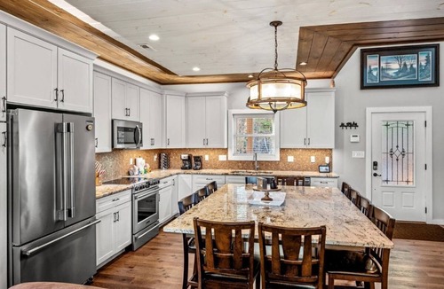 Chalet Village North Cabin | Dog-Friendly Epic Mtn View Hot Tub 5 King Beds (High Five)
