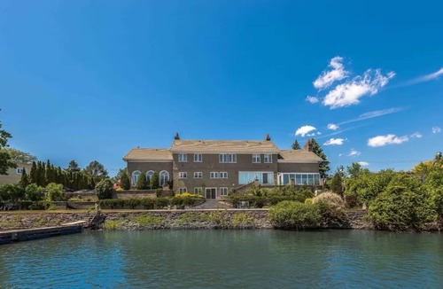 Beloeil House | Elegant Manoir with Jacuzzi, Private Dock & Stunning Mont-Saint-Hilaire View