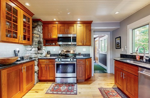 Ludlow House | Elegantly Rustic Getaway w/Yard, Fire Pit, Dock, Kayaks - Close to Skiing