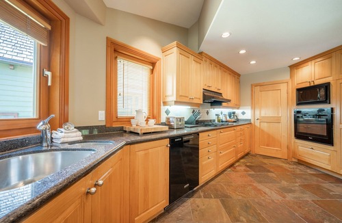 Nicklaus North Ski Chalet | ❄︎Emerald Chalet❄︎ 5 BR Chalet with Hot Tub & BBQ, First Hole of Golf Course