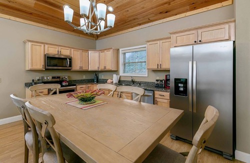 Chalet Village North Cabin | EPIC mtn view ◊ pool table ◊ HotTub ◊ theater ◊ free Dollywood tkt (Paradise Pk)