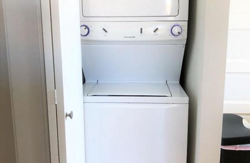 Roscoe Village Apartment | FRONTDESK Modern 2 BR Apt with Lake View