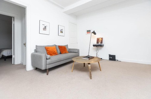 East Hyde Park Apartment | FRONTDESK Open 1 BR Apt by Black History Museum