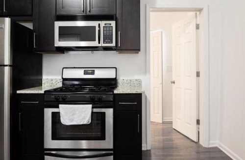 Noble Square Apartment | FRONTDESK Updated 1BR Apt in River West