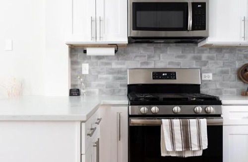 East Village Apartment | FRONTDESK Updated West Town 2 BR Apt with W&D