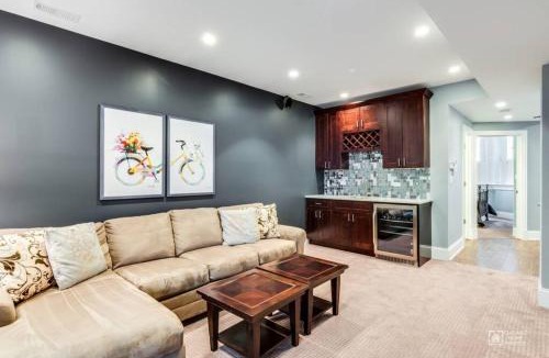 Near North Side Villa | Gold coast villa with free parking garage sleeps 10