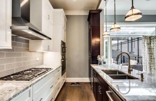 Near North Side Villa | Gold coast villa with free parking garage sleeps 10