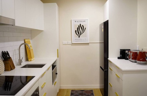 Auckland Central Business District Apartment | Gorgeous Abode With Pool and Parking near SkyTower