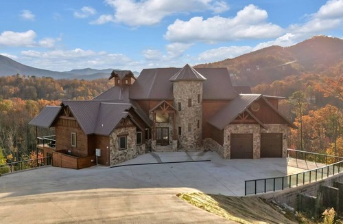 Chalet Village House | Grandview Lodge - Gatlinburg Burns