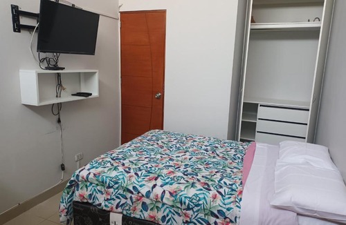Santiago de Surco House | Habitación amoblada con entrada independiente en Surco