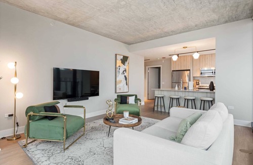 West Loop Apartment | High-End West Loop 2BR + City Views & Walkability