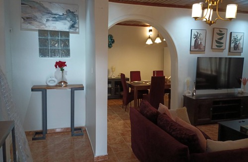 Waterloo House | HIMMA'S 3-bedroom Luxury Family House with strong WIFI.
