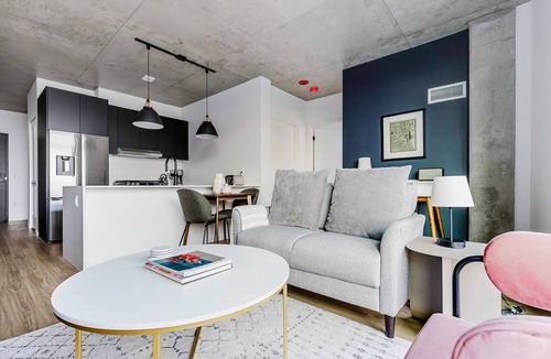 West Town Apartment | Hip West Loop 1BR w/Gym, Pet Area, Rooftop, W/D & Gym, by Blueground
