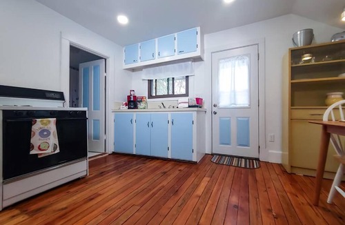 Manistee Apartment | Historic w/deck, king bed & air by Lake Michigan