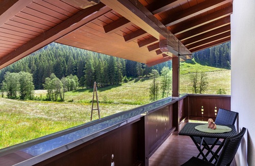Madseit Apartment | Holiday Apartment 'Haus Marchegg - Bergkristall' with Mountain View, Balcony and Wi-Fi