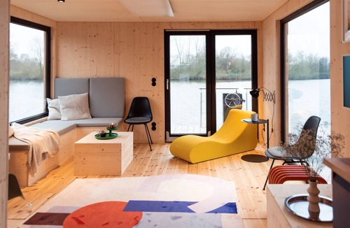 Moorfleet House | Holiday Home 'Hausboot Off An Schöner Dove Elbe' with Private Terrace and Wi-Fi