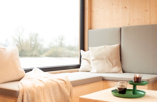 Moorfleet House | Holiday Home 'Hausboot Off An Schöner Dove Elbe' with Private Terrace and Wi-Fi