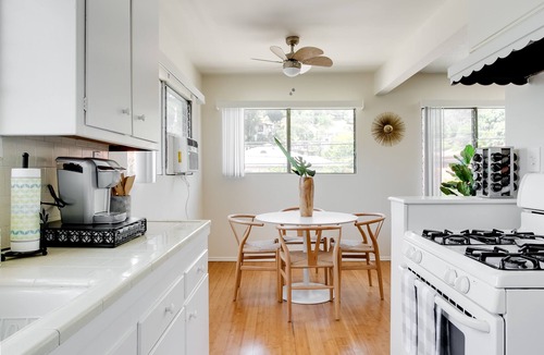 Beachwood Canyon Apartment | Hollywood Sign Selfie Perfection with Views and Parking Pet Friendly