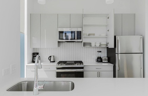 West Loop Apartment | Ideal West Loop 2BR w/Gym & Pool in heart of Greektown, by Blueground