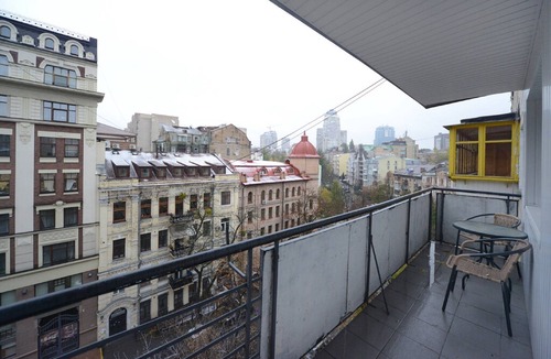 Shevchenkivs'kyi District Apartment | 🌏💛💙🇺🇦 in Київ