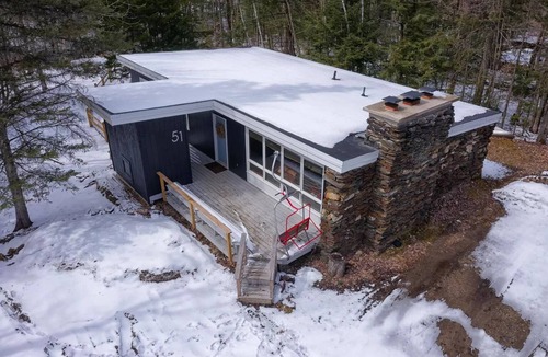 Killington Ski Chalet | Kilbourne Lodge ︙Mid-Century Chalet @ Killington Rd - Pet & Family Friendly