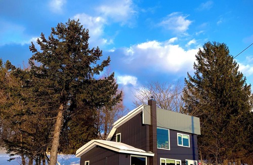 Minamifurano House | Large panoramic view of the ski slopes from the large windows. Ezo squirrels and wild birds visit the windows and can be fed during your stay. The warmth of the wood stove creates a comfortable moment. (Pets are allowed.)