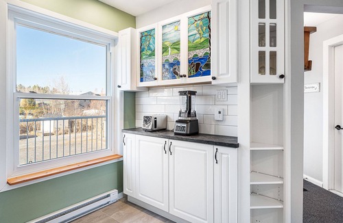 Magog Apartment | Le Moment, profitez du calme de l'eau et des montagnes.