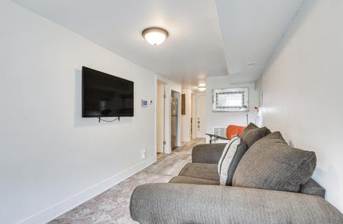 Woodlawn Apartment | Less Than 2 Mi to UChicago Pet-Friendly Getaway with Yard