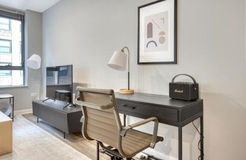 Downtown Chicago Apartment | Loop 1BR w gym pool lounge 1 block from L CHI-700