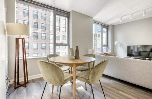Downtown Chicago Apartment | Loop 1BR w gym pool lounge 1 block from L CHI-700
