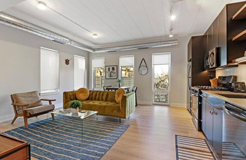 Lakeview Apartment | Lux 1BR & 1BA Apartment in Belmont - Belmont 207