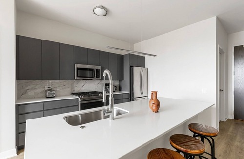 River West Apartment | Luxe River West 3BR w/Pool, Gym, Pet Area, A/C & Rooftop, by Blueground