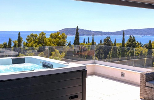 Split Apartment | LUXE TOP PENTHOUSE VERSACE with jacuzzi MEJE