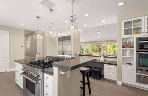 Basalt House | Luxurious Estate with Stunning Views