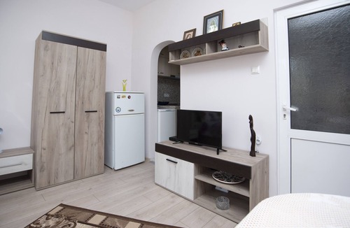 Burgas Center Apartment | Lynn's Oasis-Ocean Touch in Core Downtown