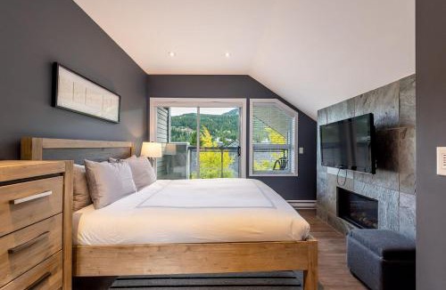 Blueberry Hill Apartment | Lynx 204 by Outpost Whistler