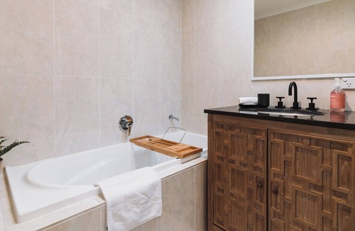 Lyons House | Modern 3BR with Courtyard in Lyons
