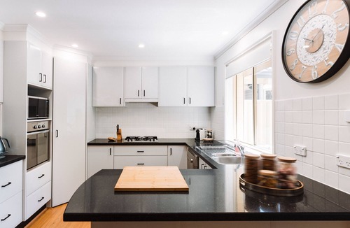 Lyons House | Modern 3BR with Courtyard in Lyons