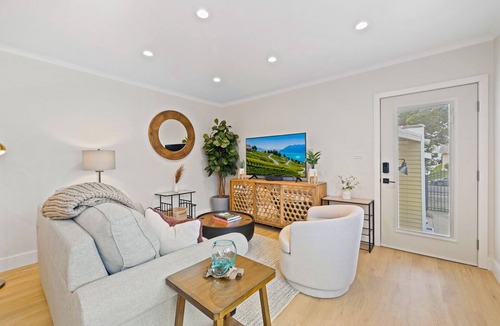 Atwater Village Apartment | Modern Home - 5 Mins walk from Atwater Village Shops and Restaurants!
