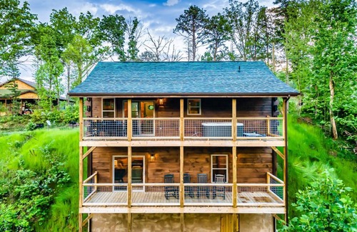 Chalet Village North House | Modern Mountain Cabin! Hot Tub! Near Downtown!