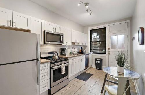 Hyde Park Apartment | Modern & Spacious 3BR Apt with In-Unit Laundry - Bstone 2