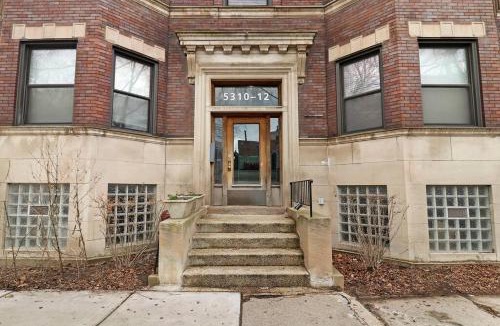 Hyde Park Apartment | Modern & Spacious 3BR Apt with In-Unit Laundry - Bstone 2