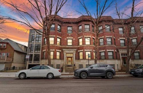 Hyde Park Apartment | Modern & Spacious 3BR Apt with In-Unit Laundry - Bstone 2